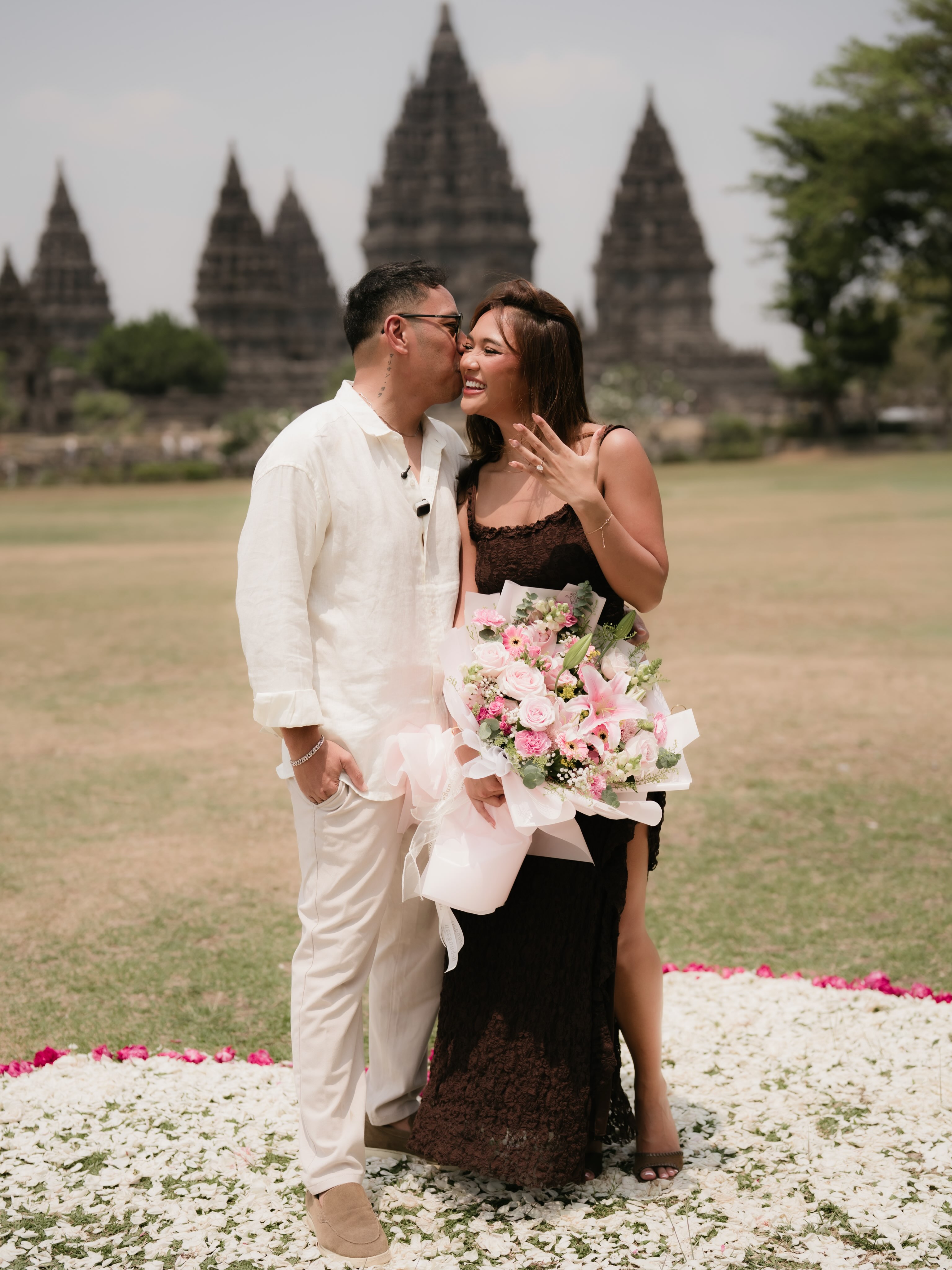 Momen Bahagia Marion Jola dan Dennis Talakua di Candi Prambanan