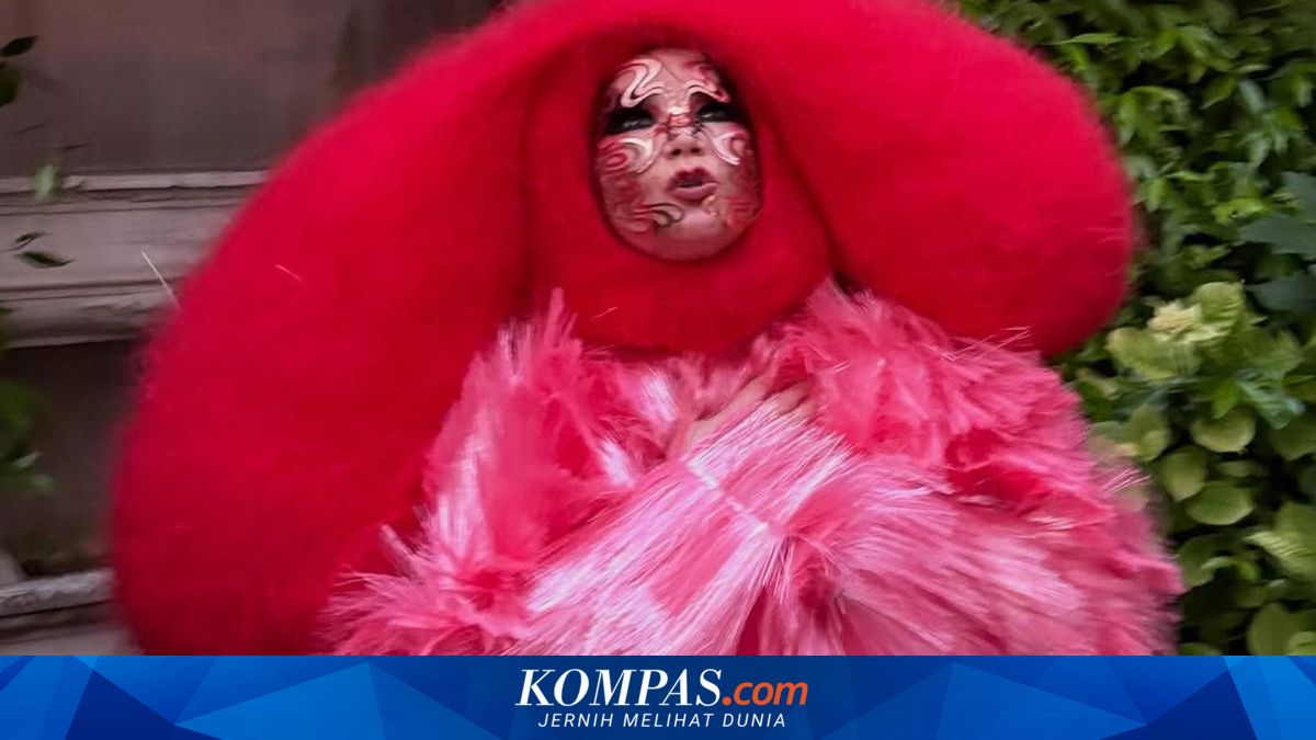 Björk Tampil Mengesankan dengan Gaun Fiberglass di Venice Biennale