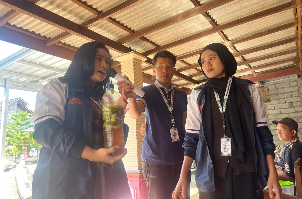Edukasi Eco Enzyme oleh Mahasiswa KKN Undip untuk Mendorong Konsep Zero Waste di Desa Bojong