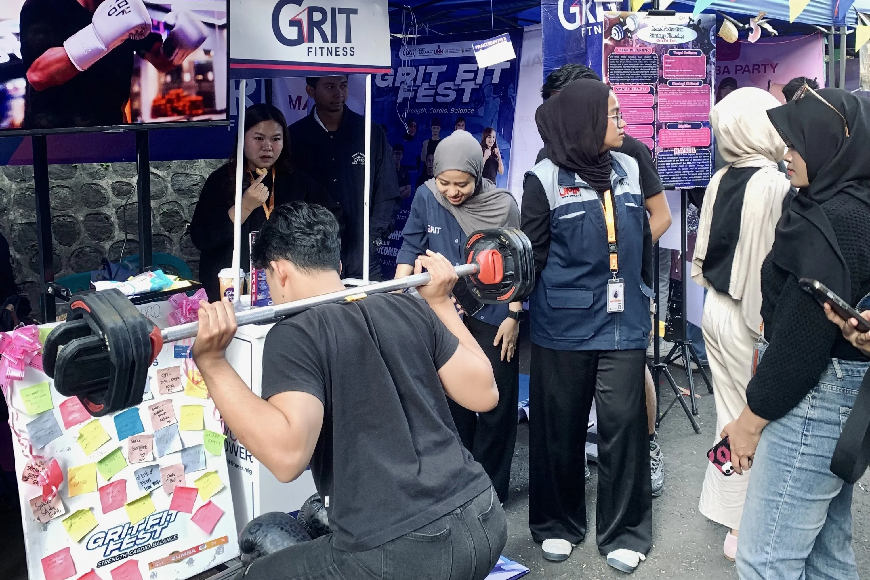 Kreativitas Kelompok ASTERISK UMM Tercermin dalam GRIT FIT-FEST dan SAMAKARYA