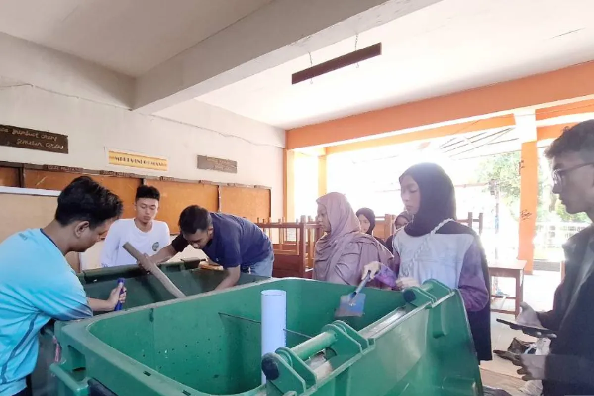 FTIP Unpad Bantu Siswa SMAN 18 Bandung Mengolah Sampah Makanan Menjadi Kompos Berharga