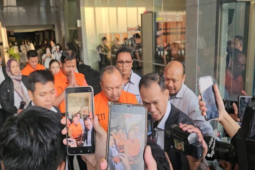 Penangkapan di BNPB, Lima Tersangka Berompi Oranye Meninggalkan Gedung KPK dengan Tangan Terborgol