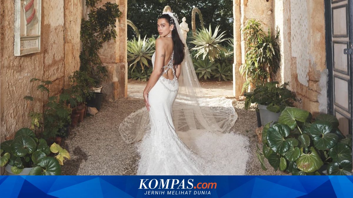 Pesona Dua Lipa dalam Gaun Chanel Bersejarah di Hari Pernikahannya