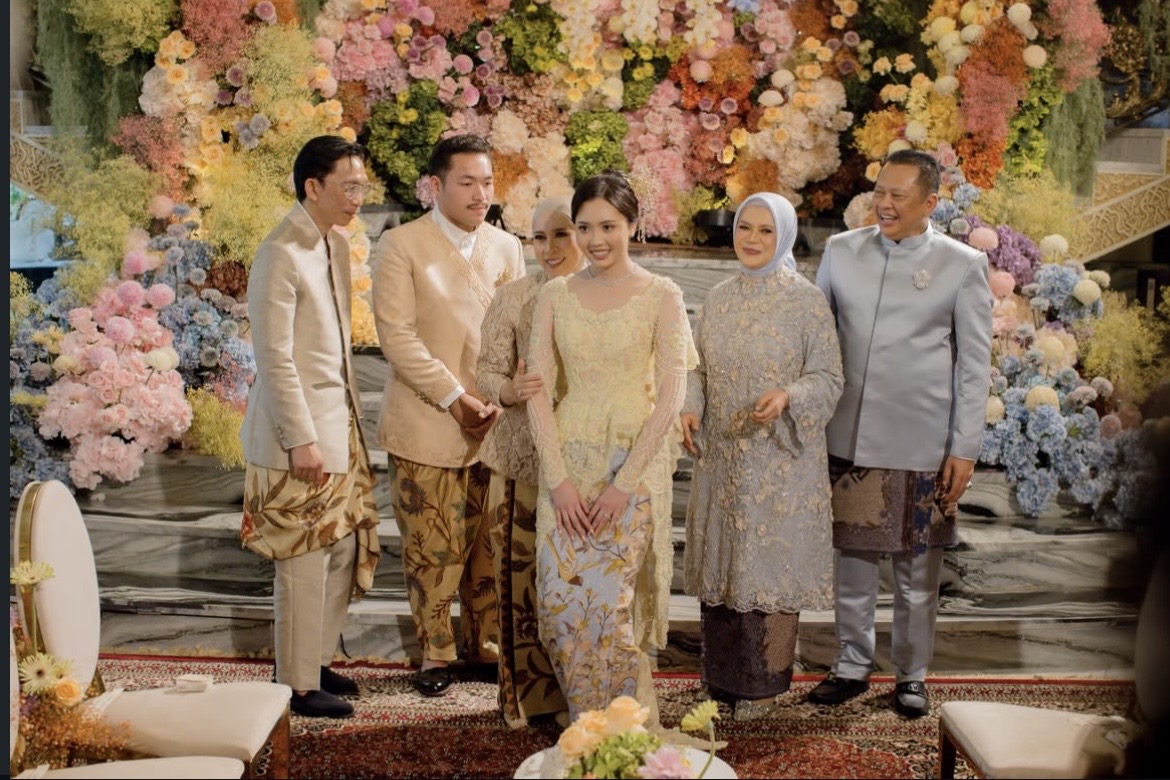 Gaya Elegan Lamaran Abe Hoed dan Bella Shintya, Putri Bamsoet