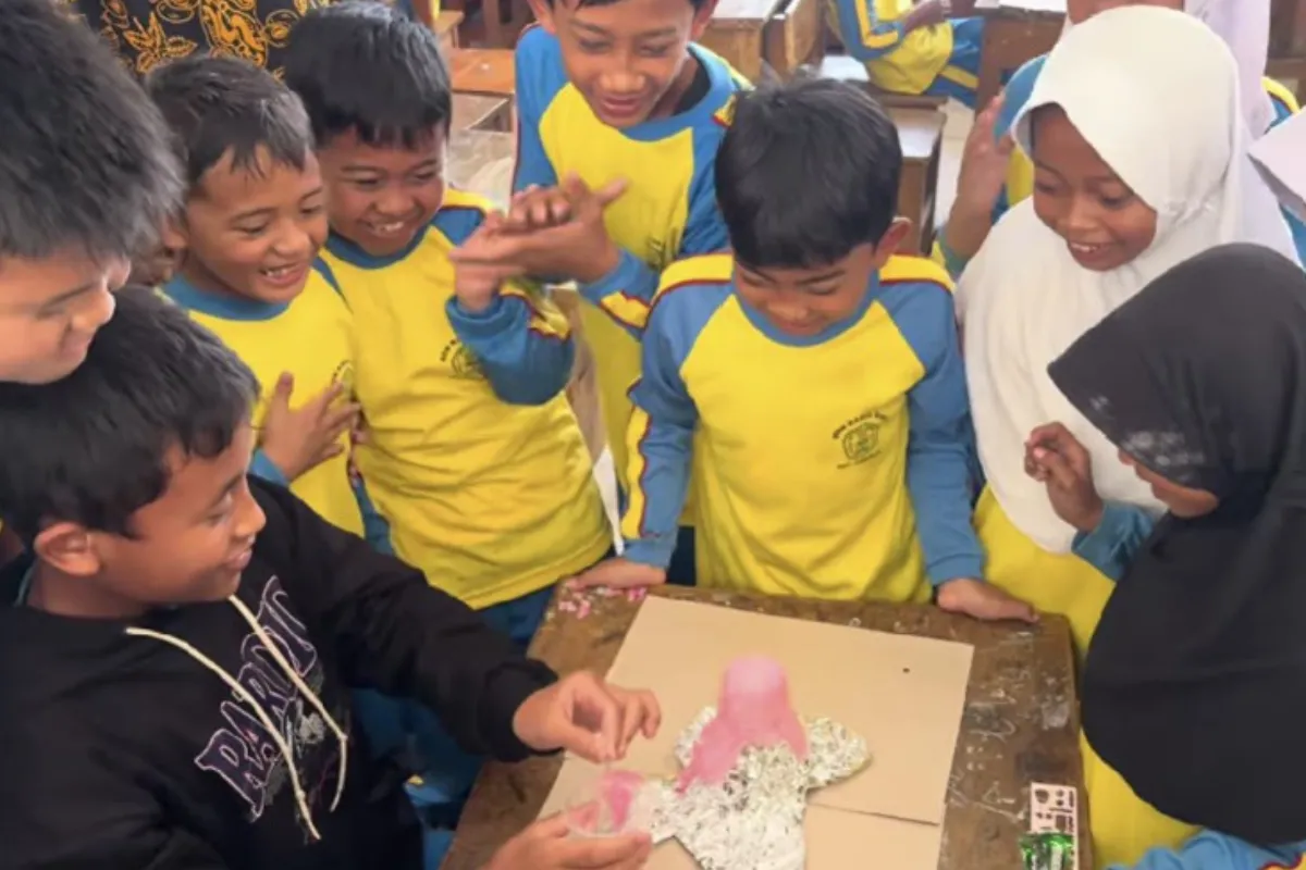 ITB Kembalikan Keceriaan Anak-Anak Korban Longsor Cisarua Melalui Sains dan Permainan Edukatif