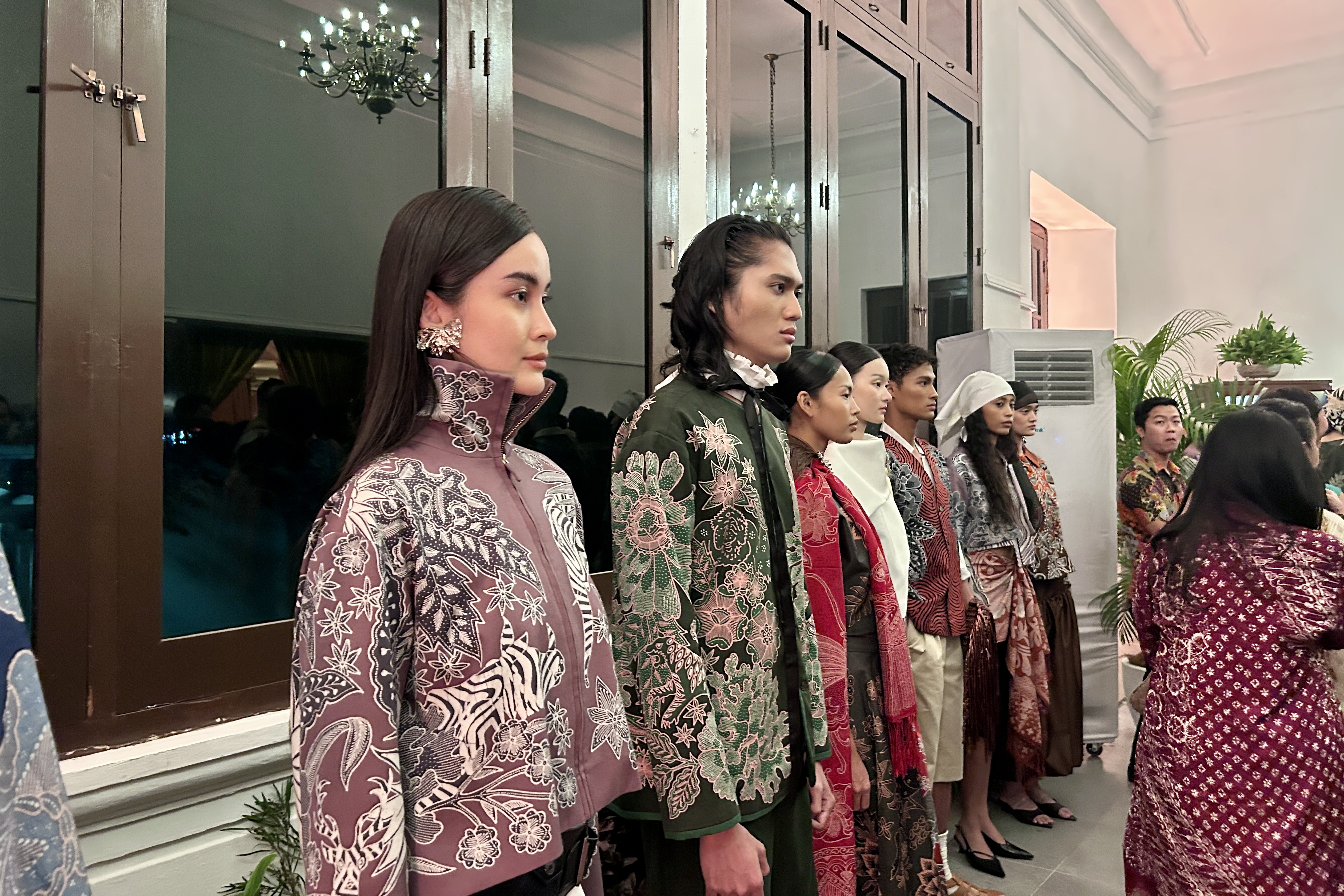 Iwan Tirta Menghadirkan Koleksi SMERTI dengan Inspirasi Alam dan Budaya