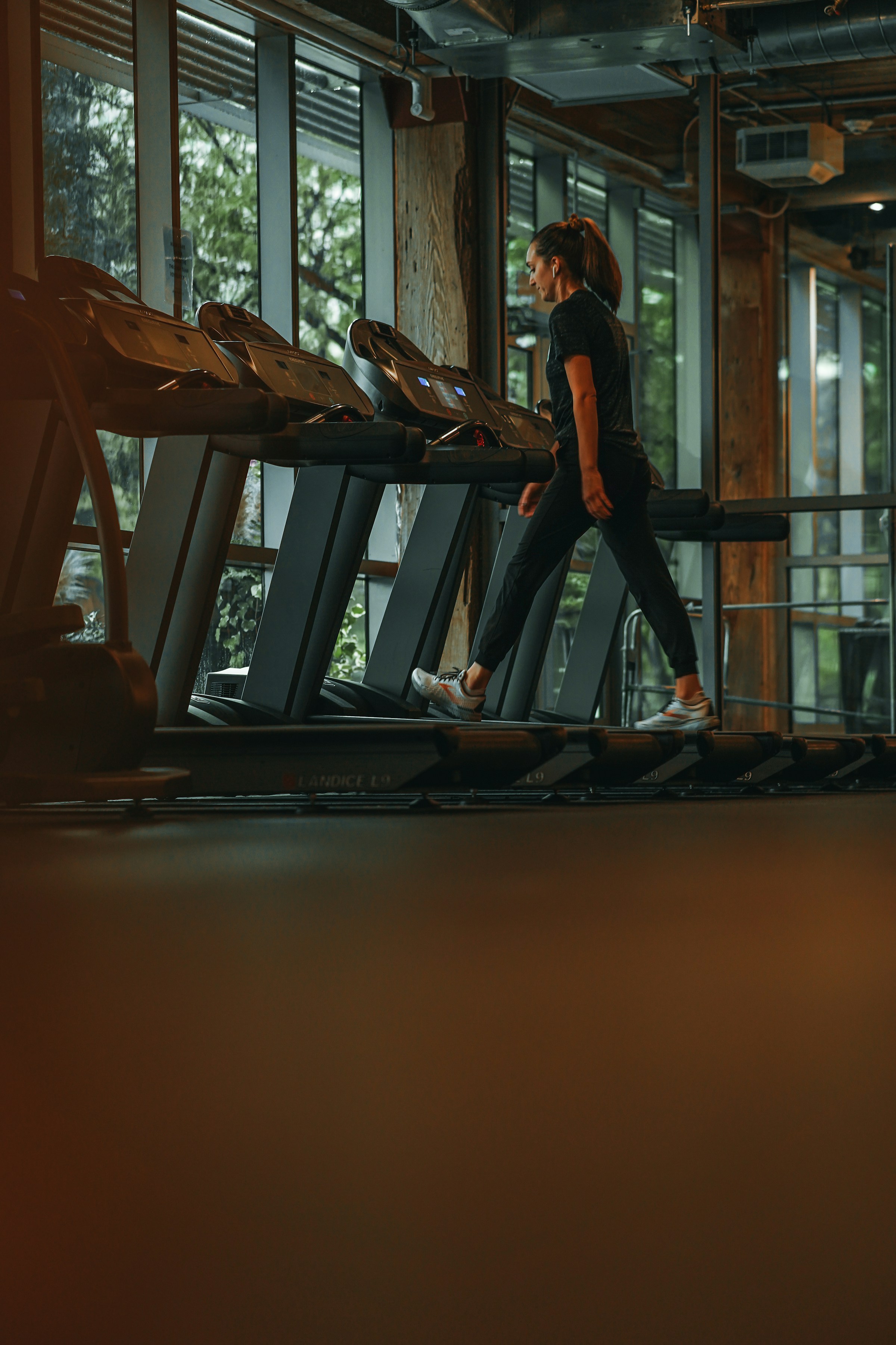 Treadmill vs. Berjalan di Luar Ruangan: Mana yang Lebih Baik untuk Kesehatan?