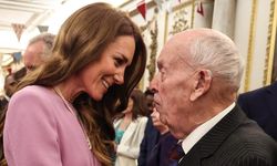 Kate Middleton Memukau dalam Busana Ungu untuk Mengenang Ratu