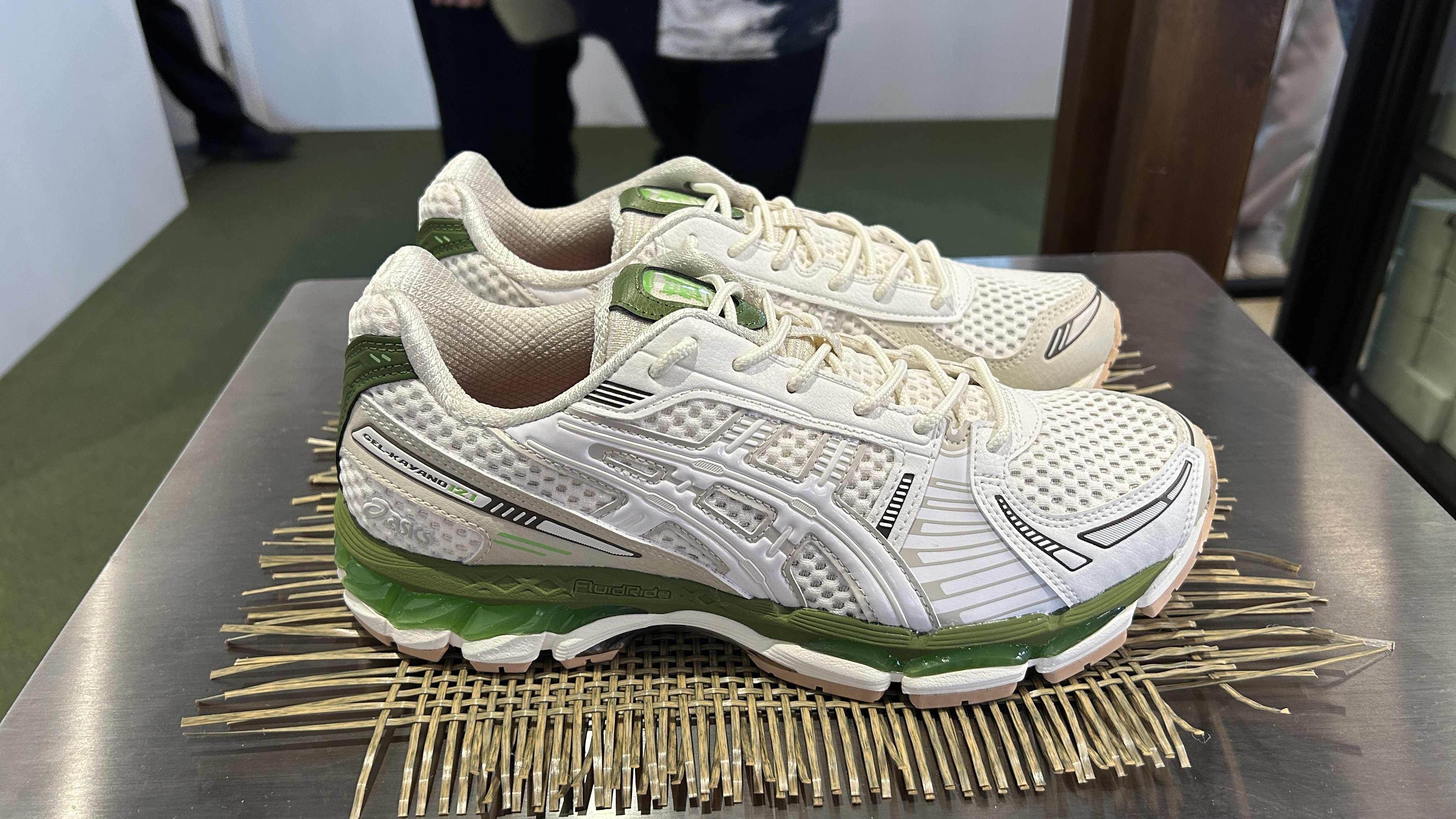 Kolaborasi Pertama ASICS dan Atmos Indonesia Luncurkan Sneakers Terinspirasi Daun Pandan