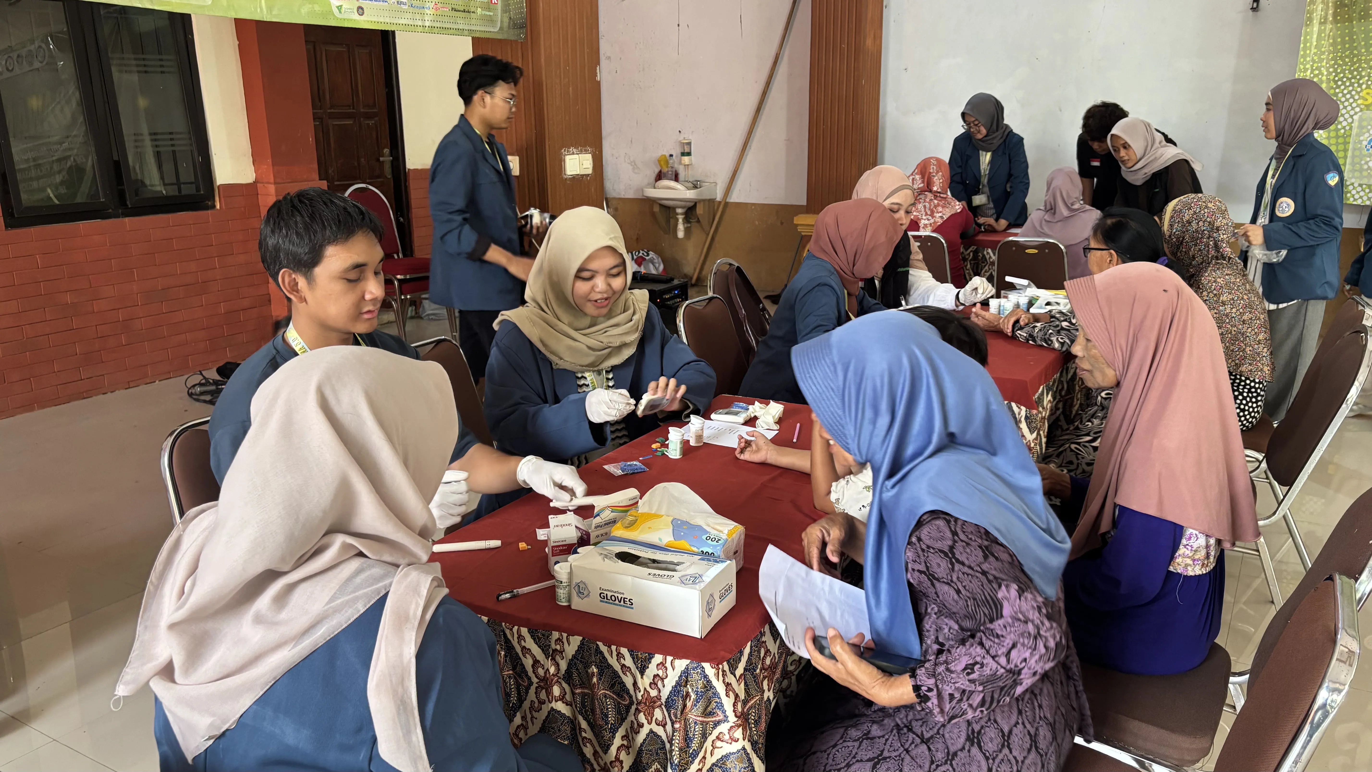 Mahasiswa BEM UNAIR Laksanakan Pemeriksaan Kesehatan Gratis untuk Masyarakat Desa Dilem Melalui Jagawana 5.0