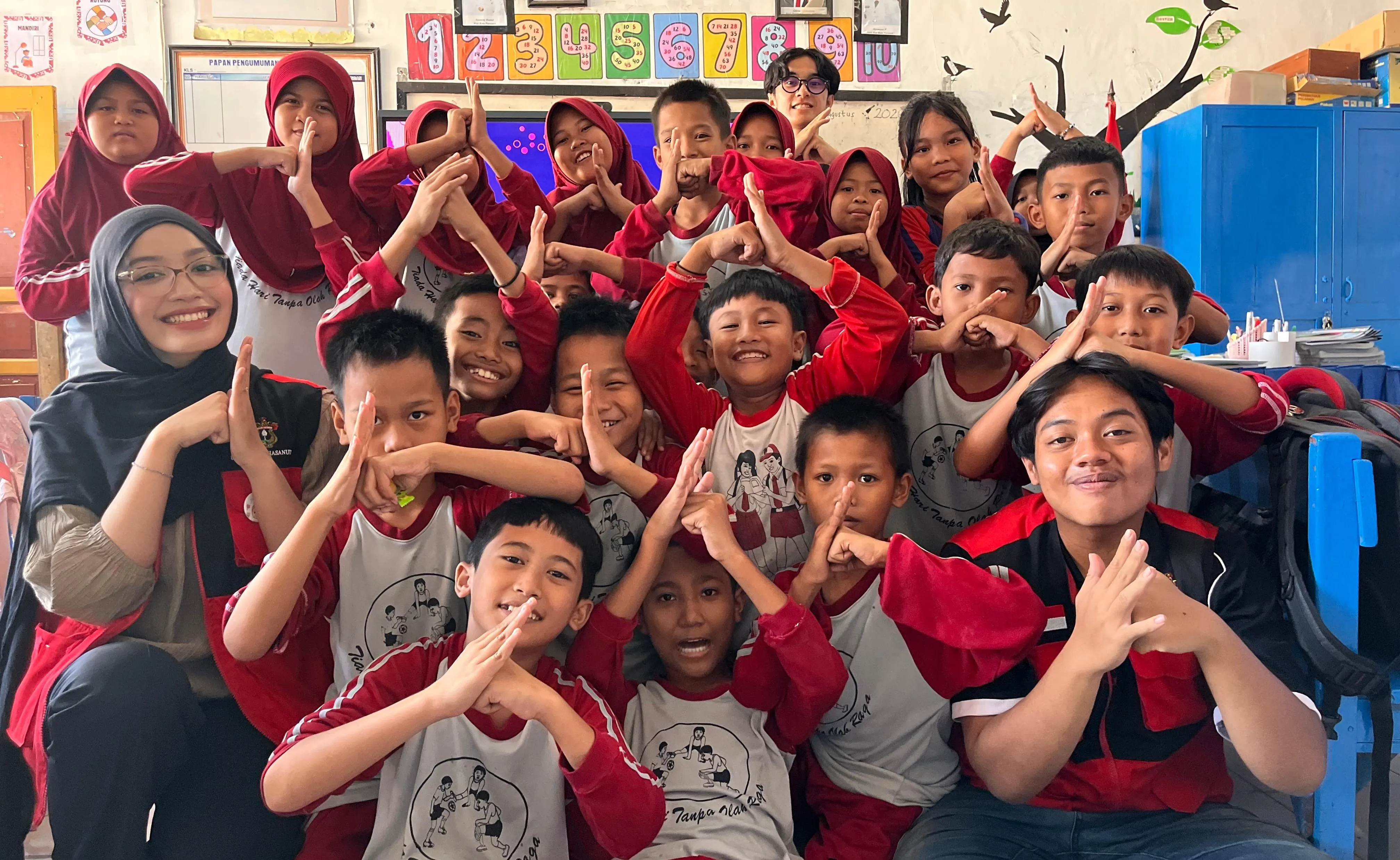 Mahasiswa Unhas Berikan Pelajaran Bahasa Mandarin di SDN 14 Model Parepare