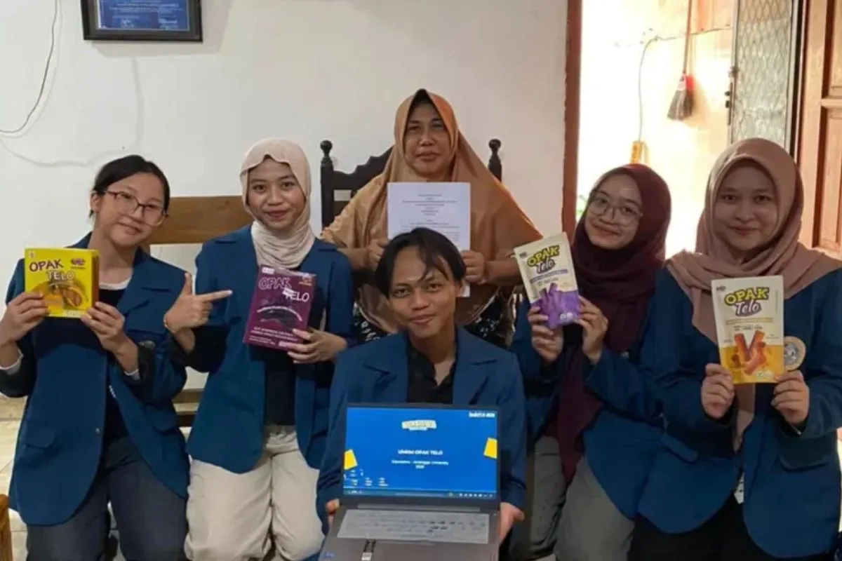 Mahasiswa UNAIR Berikan Pelatihan Keuangan Digital dan Branding untuk UMKM Opak Telo