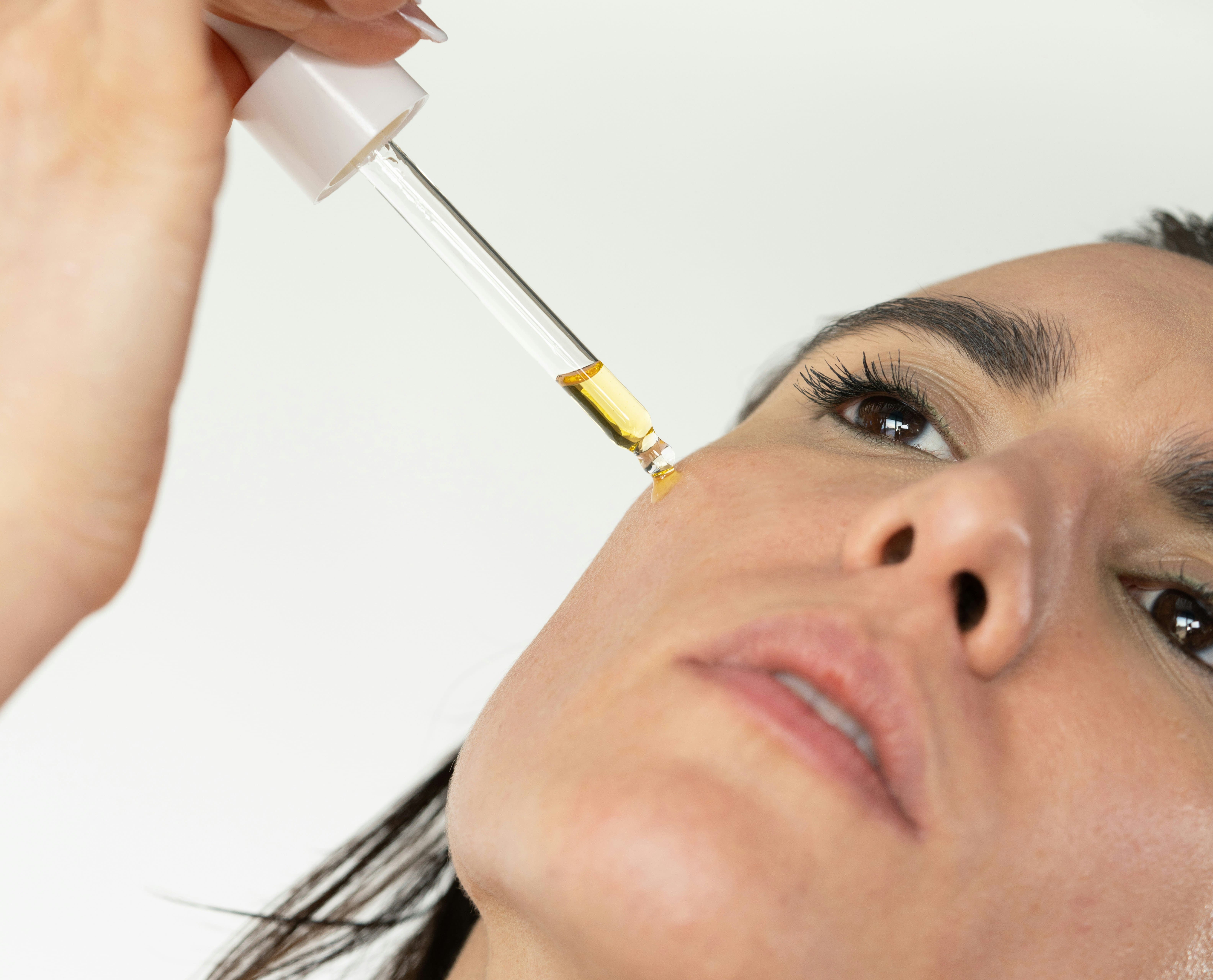 Retinol vs. Asam Hialuronat: Mana yang Lebih Efektif untuk Kulit Anda?