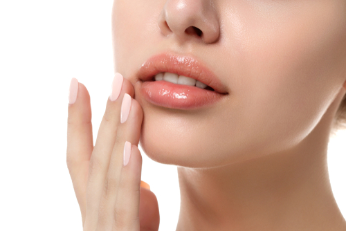 Mengenal Tren Makeup Bibir Bloss yang Memberikan Kesan Glossy dan Lembap