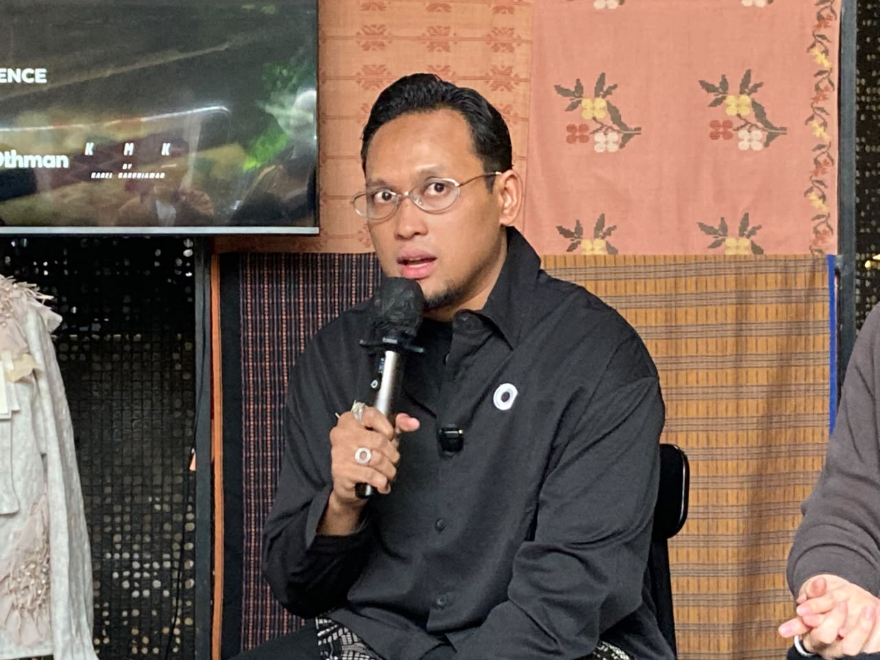 Koleksi Busana Pria Modern OTHMAN Memadukan Tenun Sobi di Lungsara