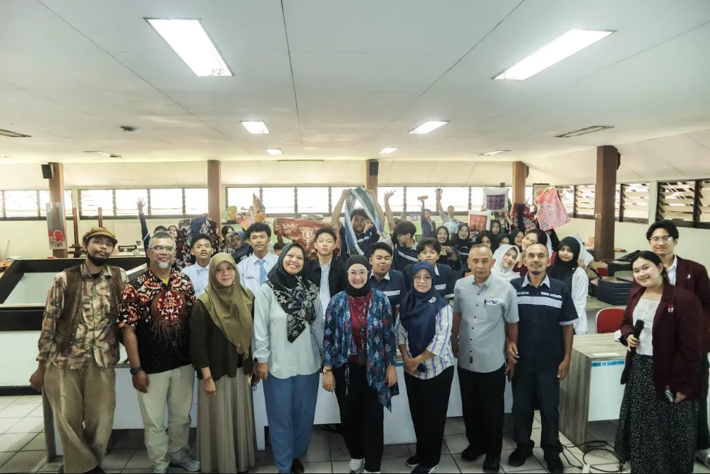 Pelatihan Digital Branding untuk Meningkatkan Keterampilan Batikpreneur Muda di SMKN 14 Bandung