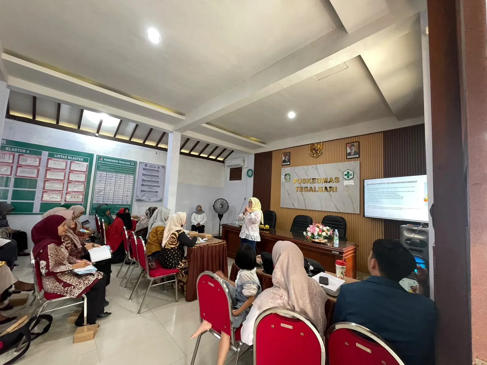 Peningkatan Literasi Radiologi dan Herbal untuk Kader Banyuwangi dalam Penanganan TBC oleh Pengmas UNAIR