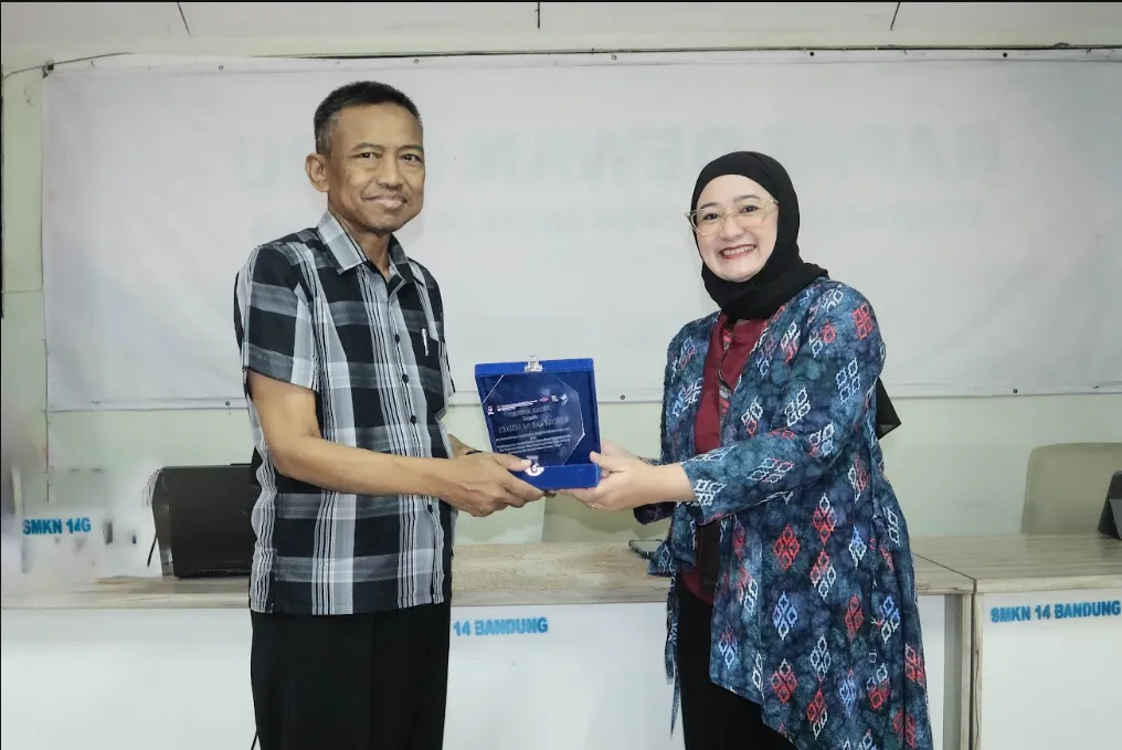 Peningkatan Kemampuan Komunikasi Pemasaran dan Kewirausahaan Digital Berbasis AI di SMKN 14 Bandung