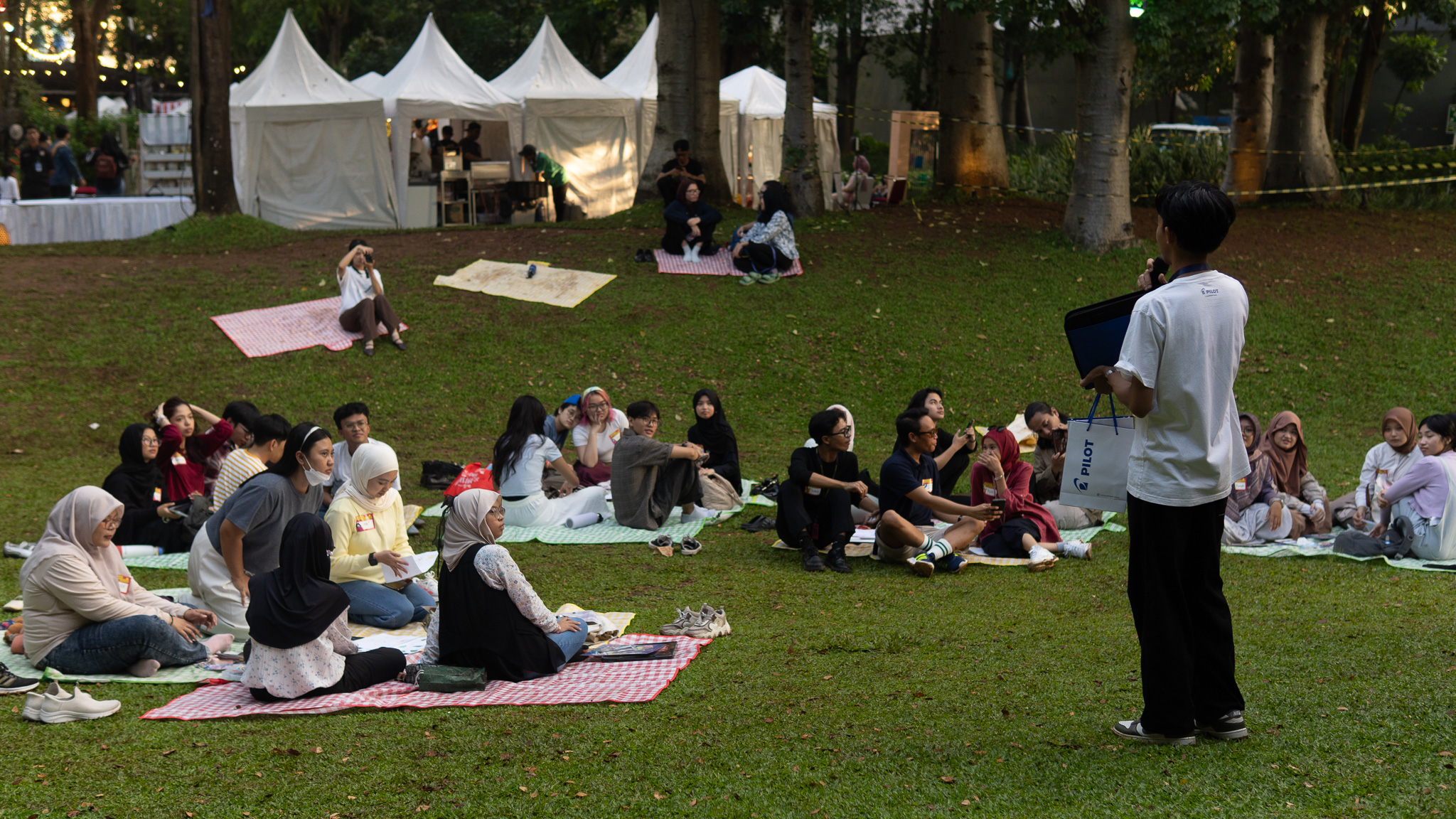 Tren Piknik di Taman Jakarta: Solusi Hiburan Hemat di Tengah Krisis Ekonomi