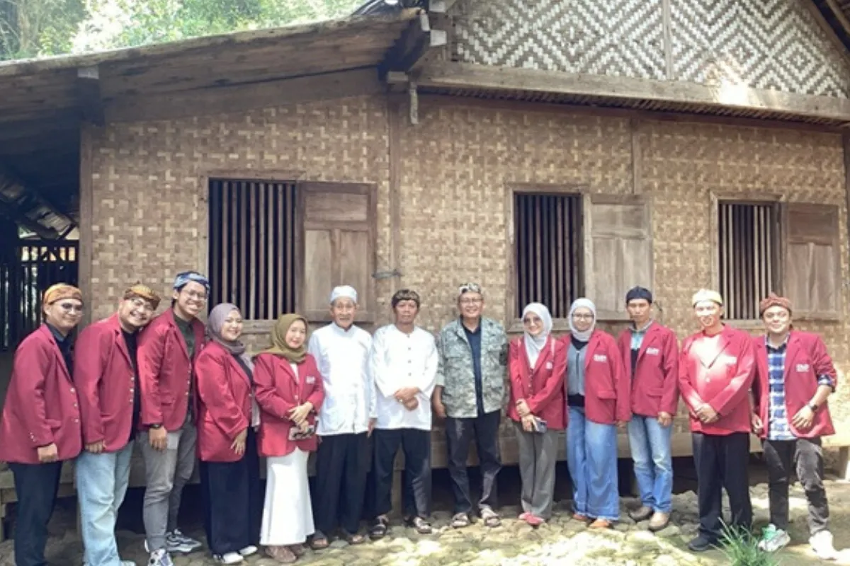 Pelestarian Budaya Lokal oleh Mahasiswa UPI di Kampung Adat Cikondang