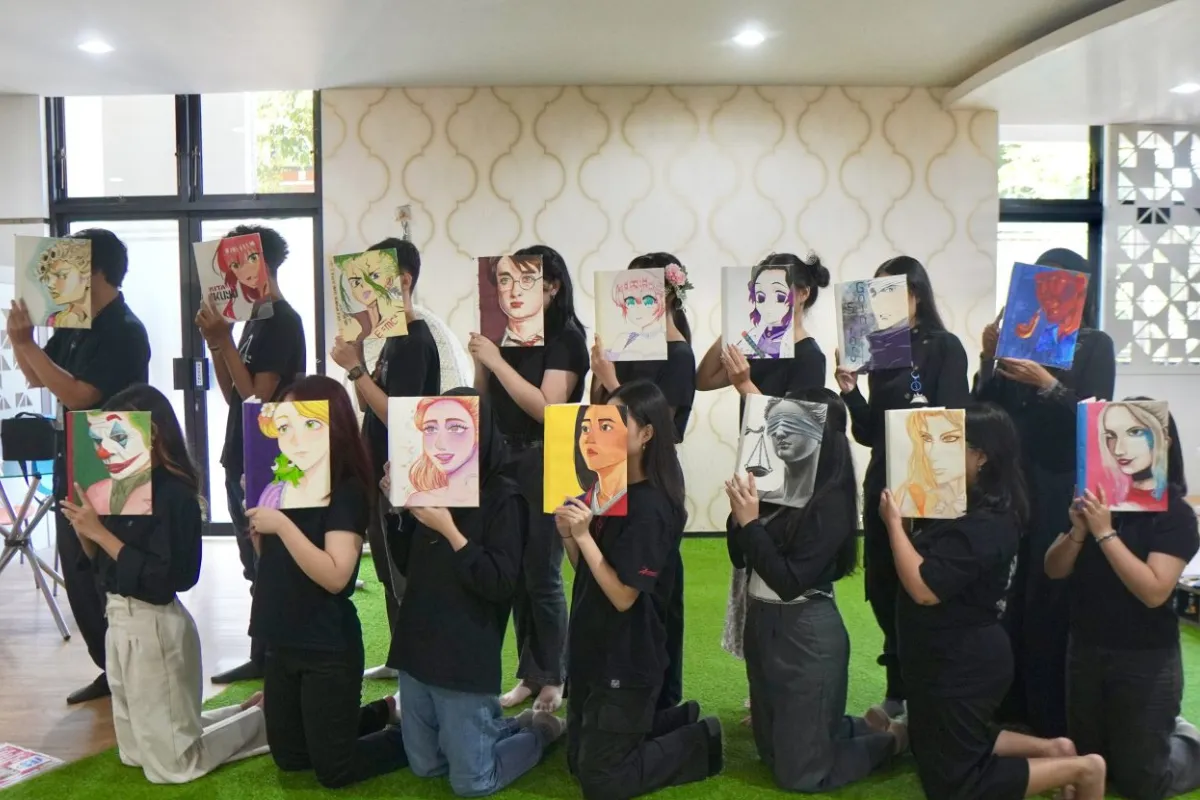 Mahasiswa DKV Ubaya Ubah Sampul Buku Bekas Menjadi Karya Seni Ikonik untuk Merayakan Hari Buku Nasional