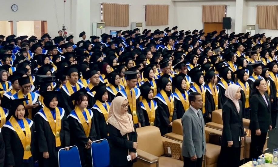 Momen Haru Wisuda 425 Mahasiswa FIB UNDIP, Dipenuhi Kejutan dan Kebahagiaan
