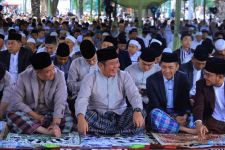 Seruan Kebersamaan Gubernur Herman Deru dalam Salat Id di Masjid Sultan Mahmud Badaruddin Jayo Wikramo
