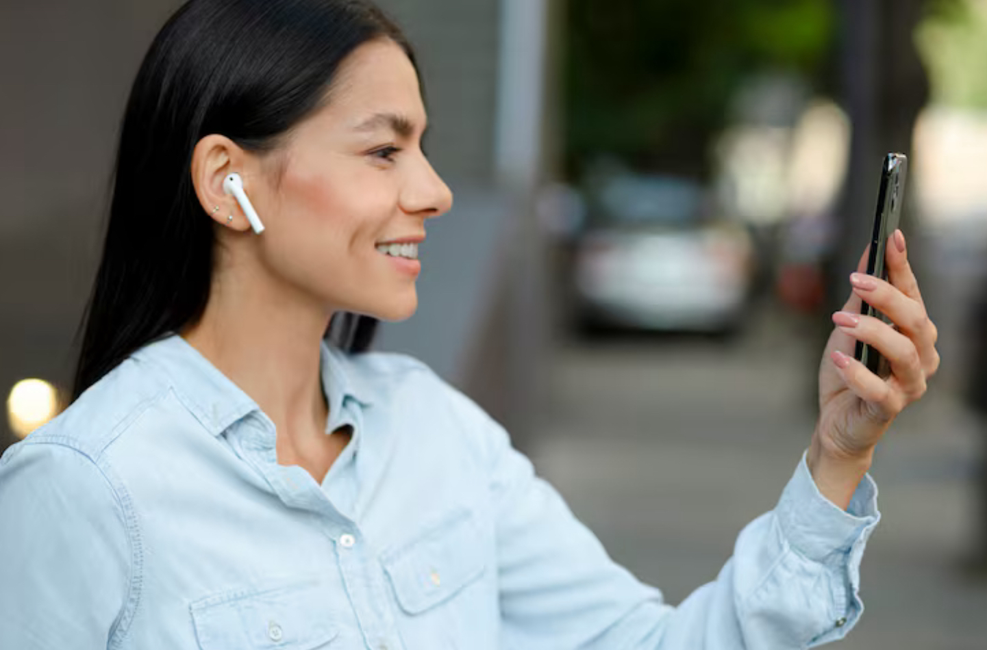 Dokter menyarankan aturan 60?60 saat memakai earphone: volume maksimal 60 persen dan durasi 60 menit agar kesehatan pendengaran tetap terjaga.(FREEPIK)