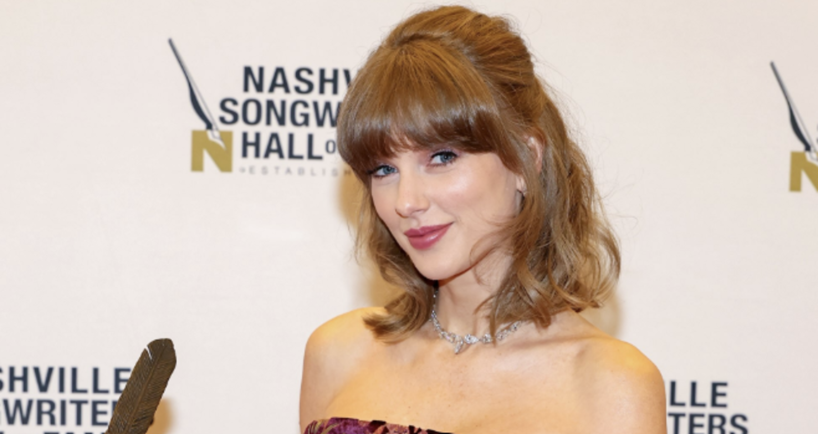 Penampilan Mewah Taylor Swift di Gala Nashville dengan Kalung Berlian Rp40 Miliar