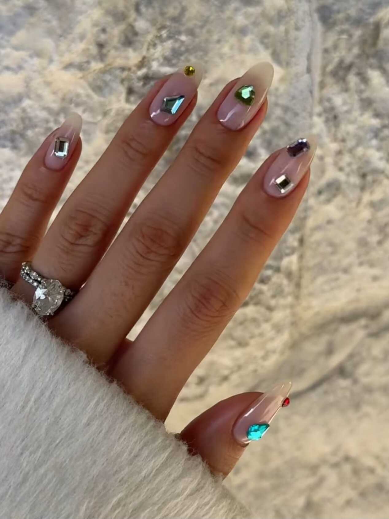 Kembali Populer, Kuku Gemstone dan Cara Memakainya dengan Elegan