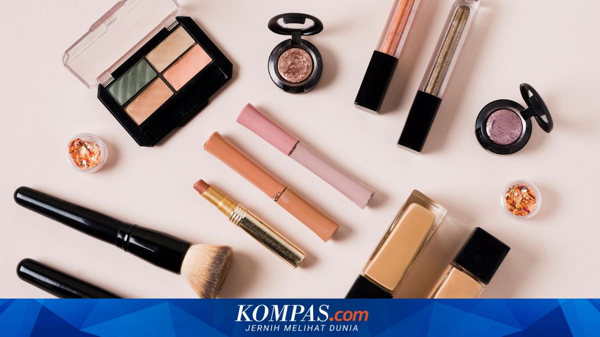 Tren Makeup Cloud Skin: Rahasia Wajah Bersinar di Usia 40-an