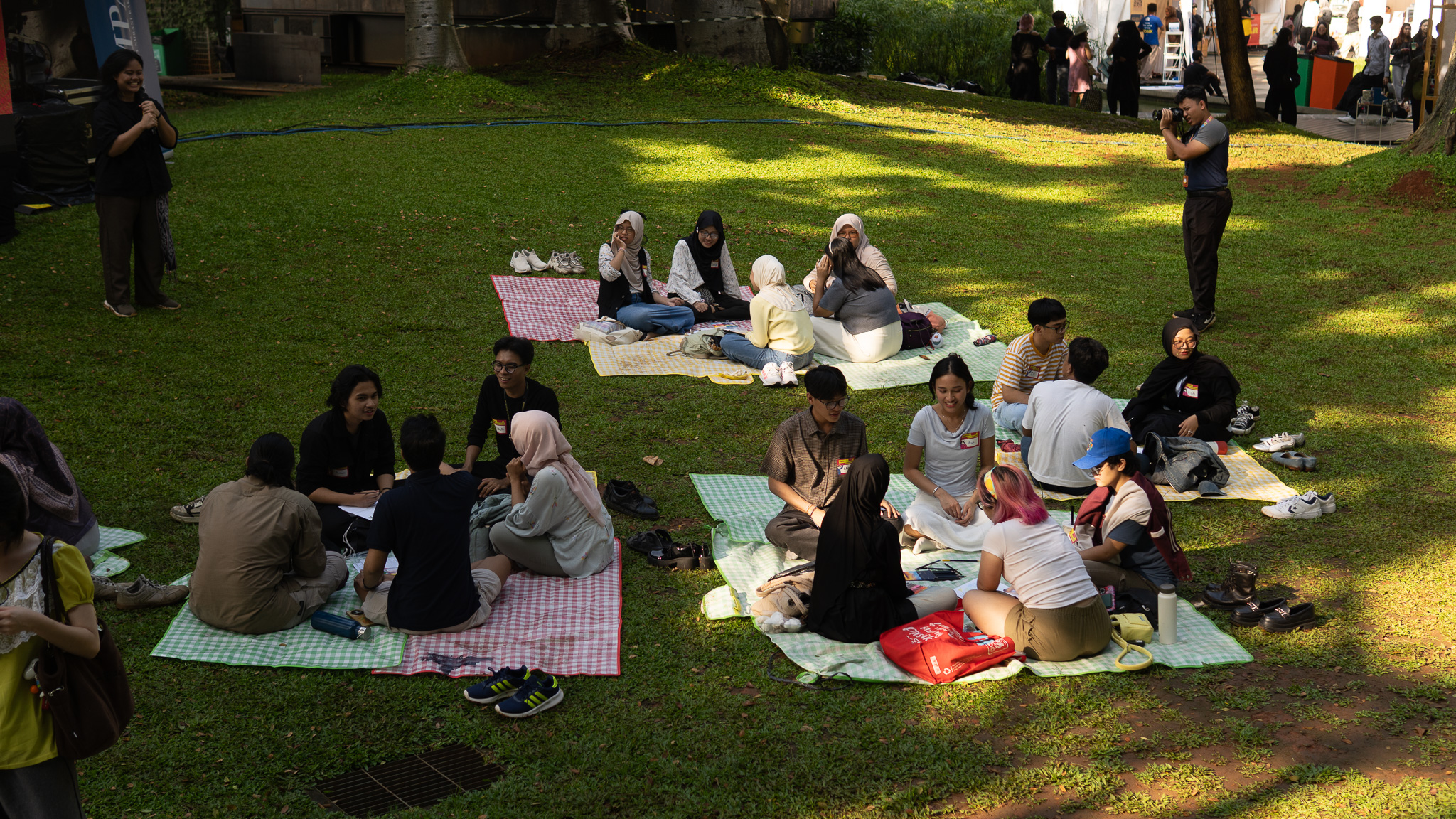 Dilema Tempat Nongkrong Anak Muda: Mal yang Nyaman atau Taman yang Hemat?