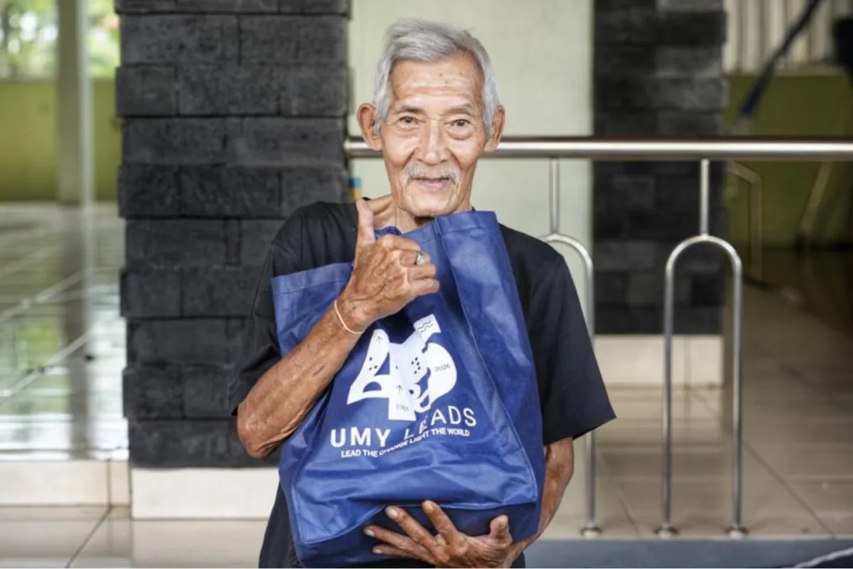 UMY Merayakan HUT ke-45 dengan Membagikan Sembako kepada Masyarakat Sekitar Kampus
