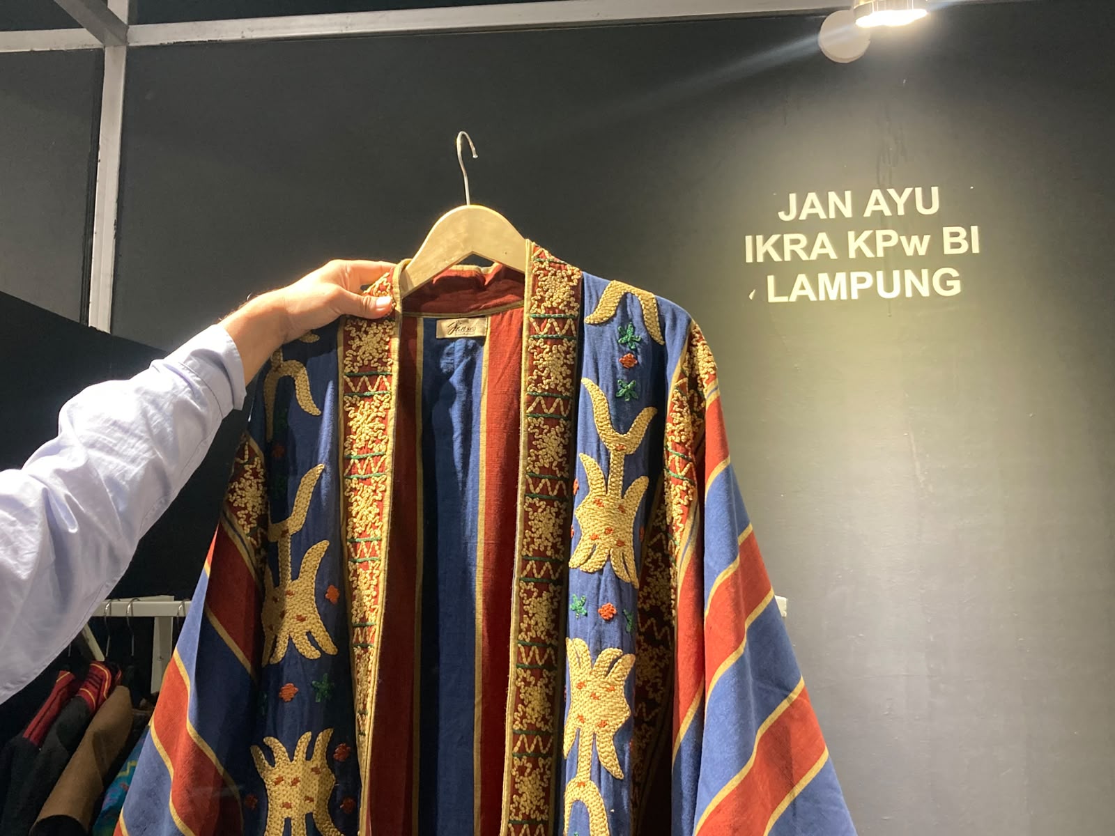 Transformasi Tapis Lampung Menjadi Busana Modern oleh Jan Ayu